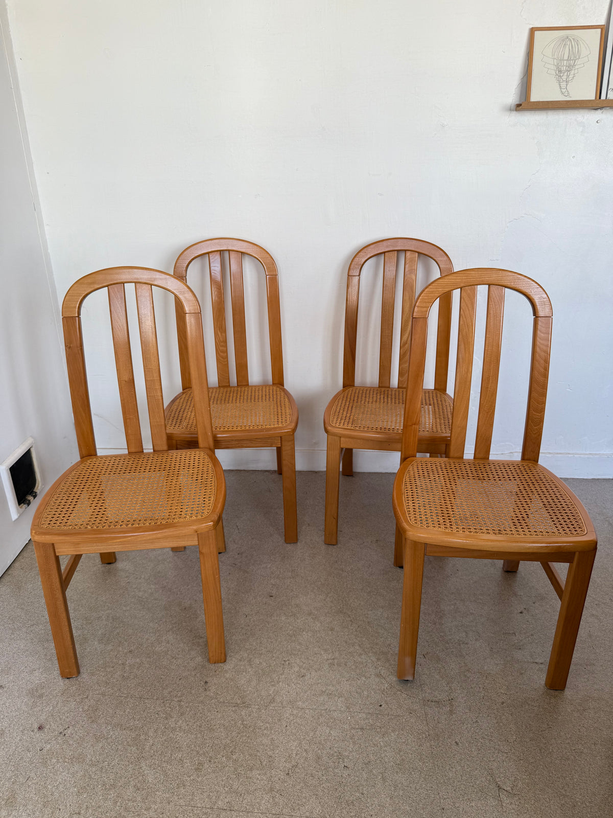 Lot de 4 chaises vintage en orme massif et cannage