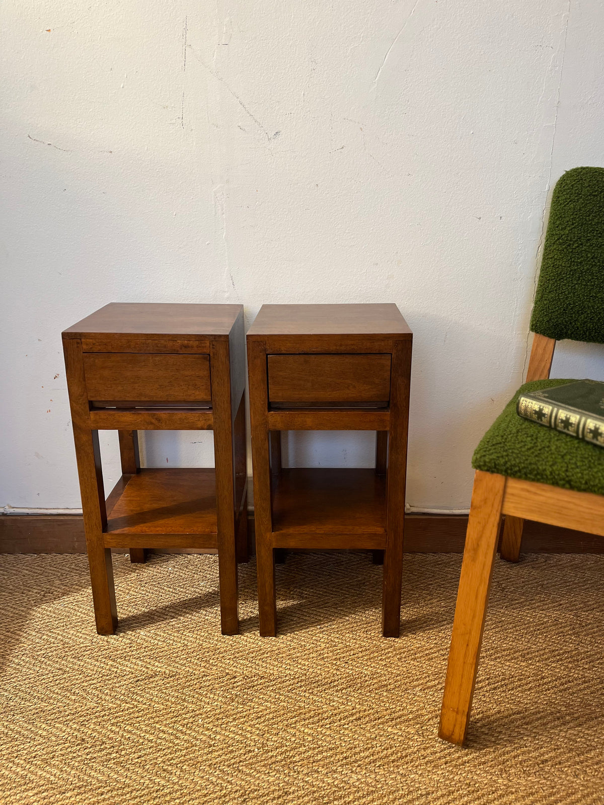 Paire de chevets en bois massif