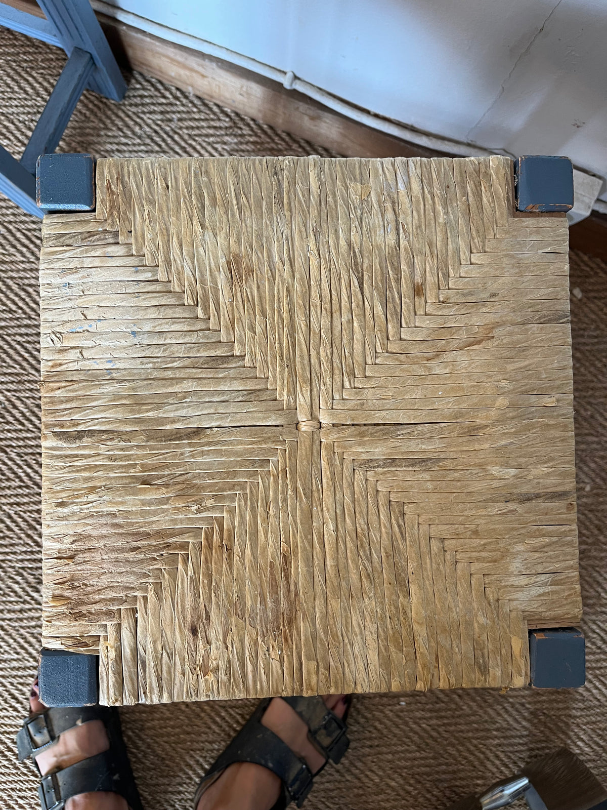 Tabouret bois et paille patiné gris