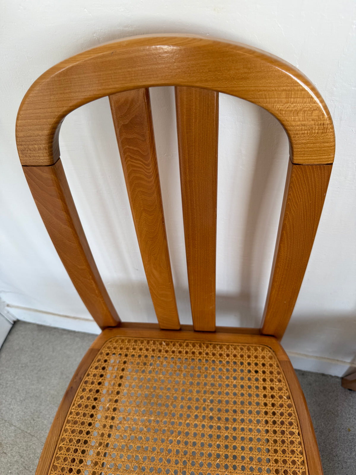 Lot de 4 chaises vintage en orme massif et cannage