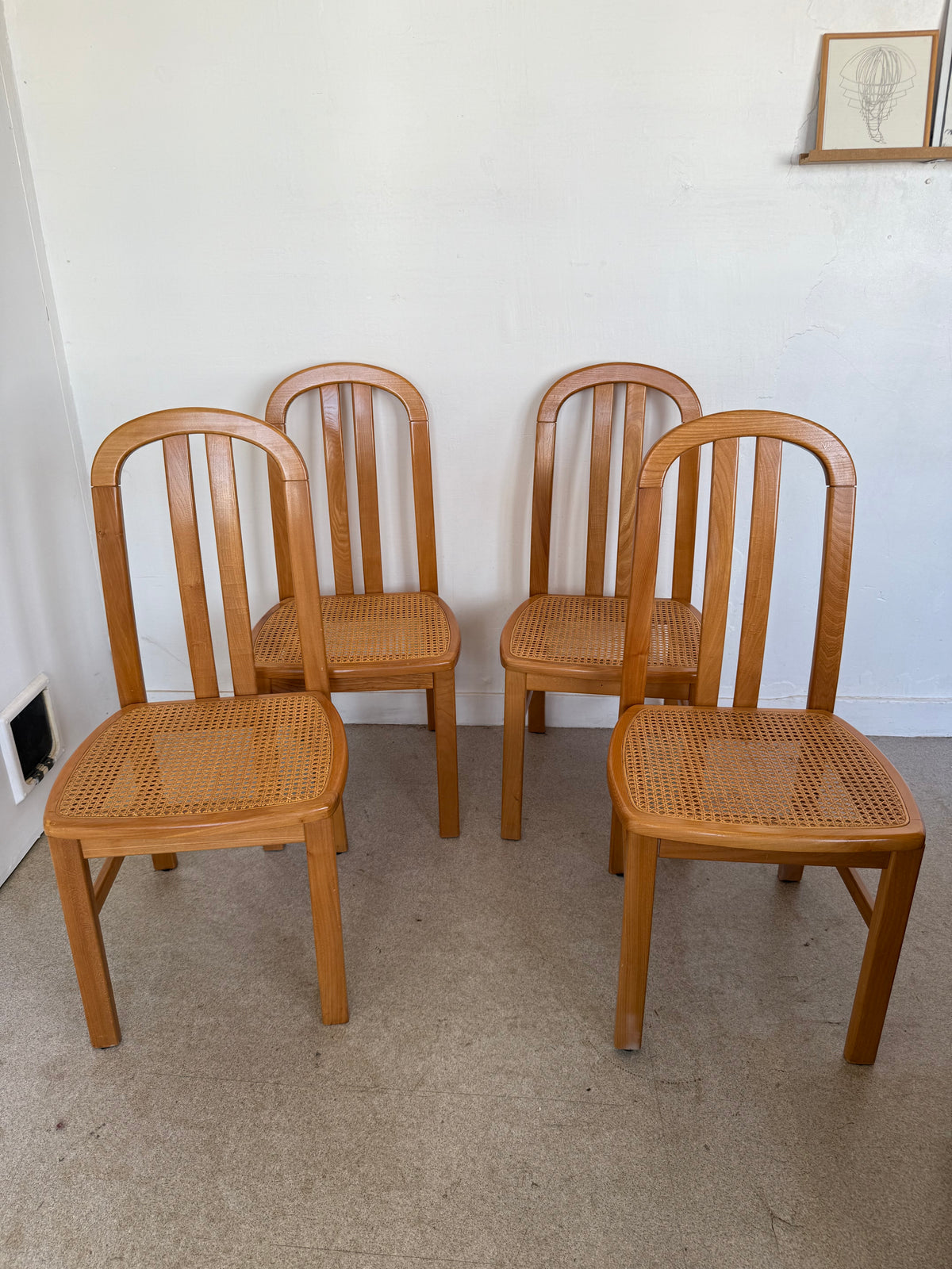 Lot de 4 chaises vintage en orme massif et cannage