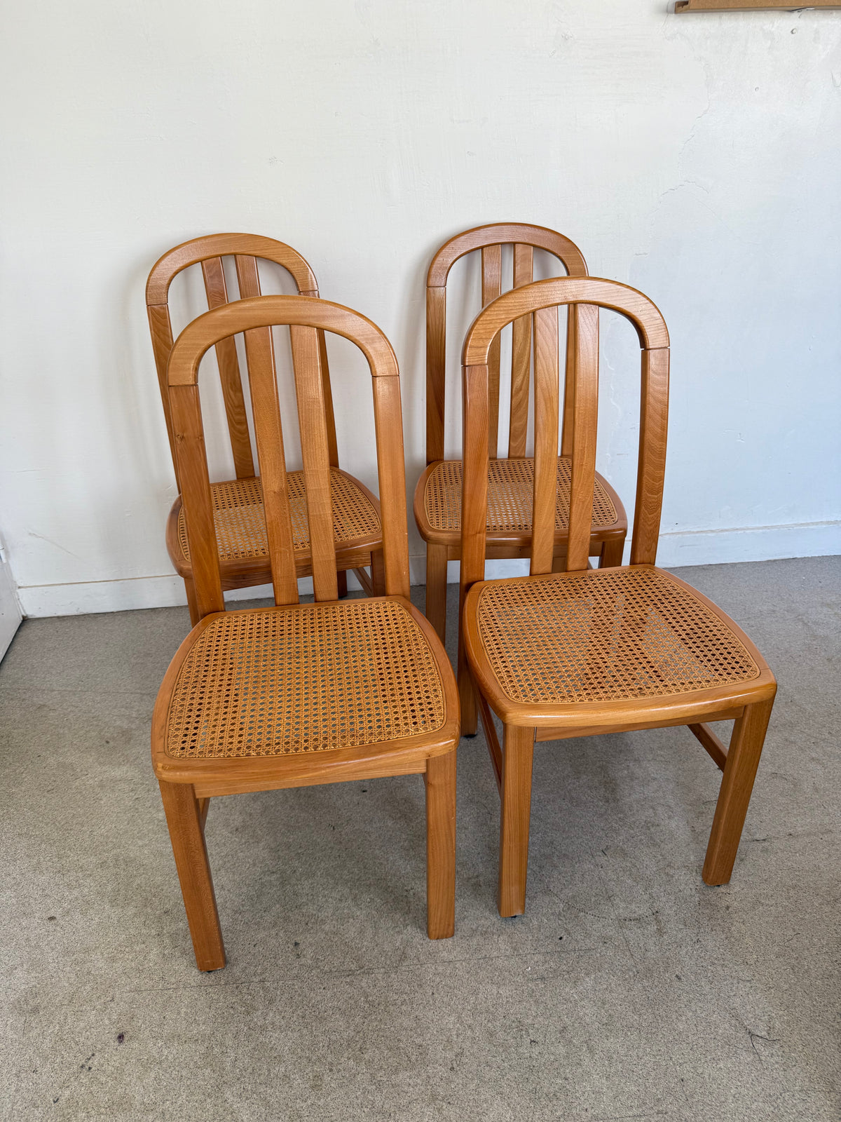 Lot de 4 chaises vintage en orme massif et cannage