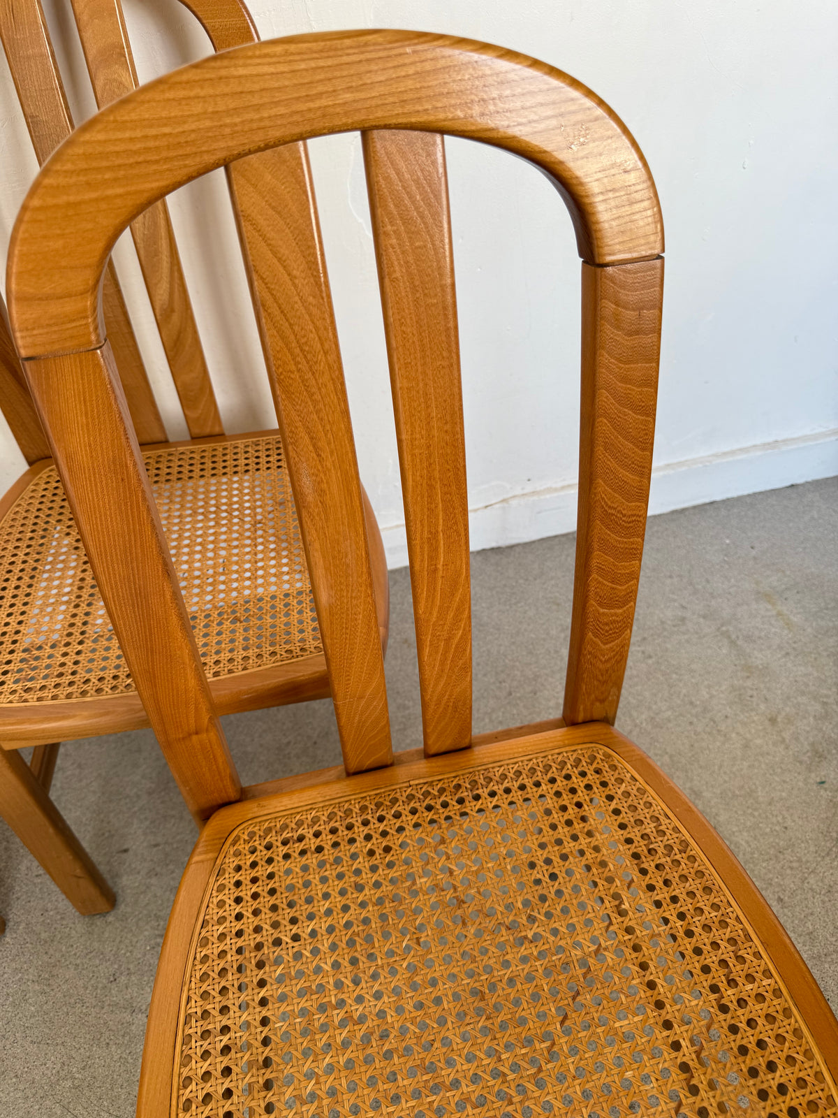 Lot de 4 chaises vintage en orme massif et cannage