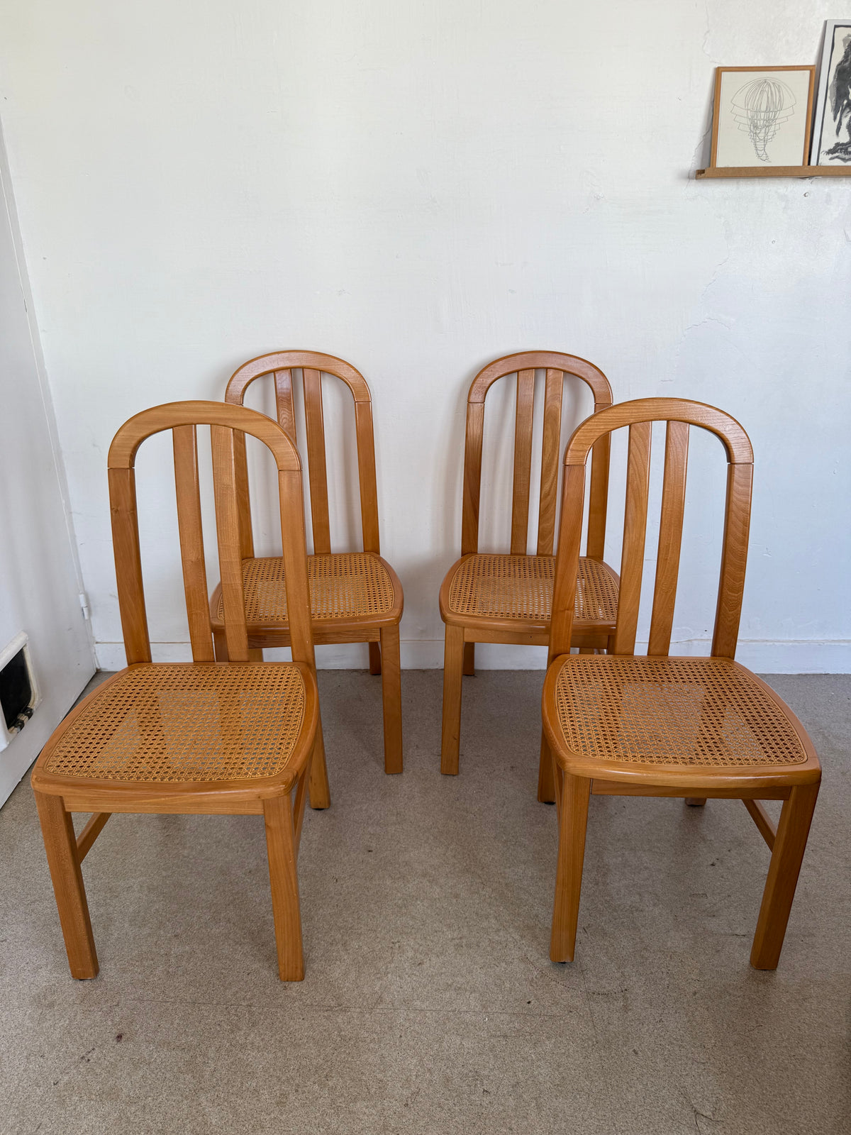 Lot de 4 chaises vintage en orme massif et cannage