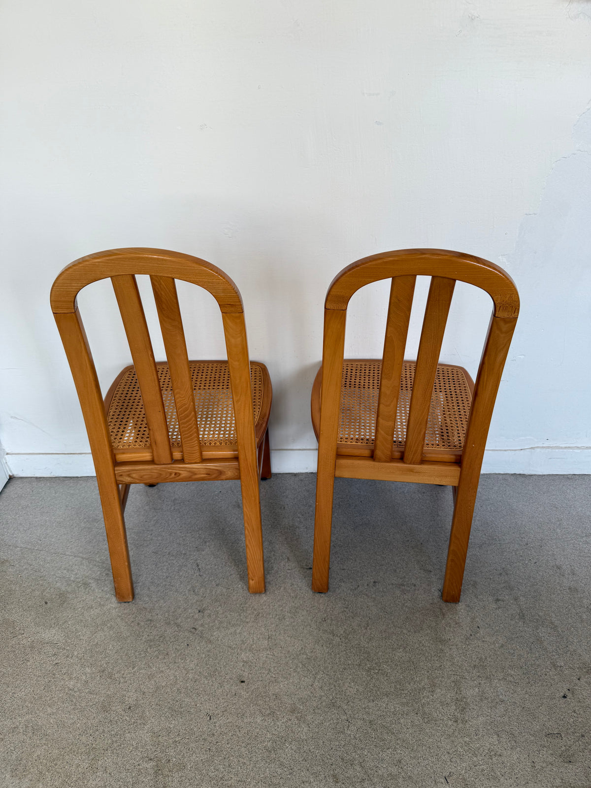 Lot de 4 chaises vintage en orme massif et cannage