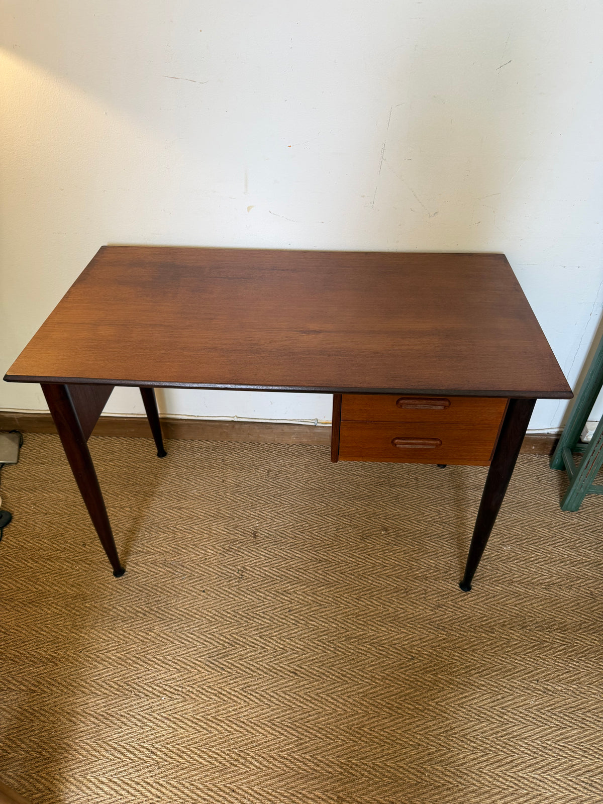 Bureau vintage style scandinave pieds fuselés