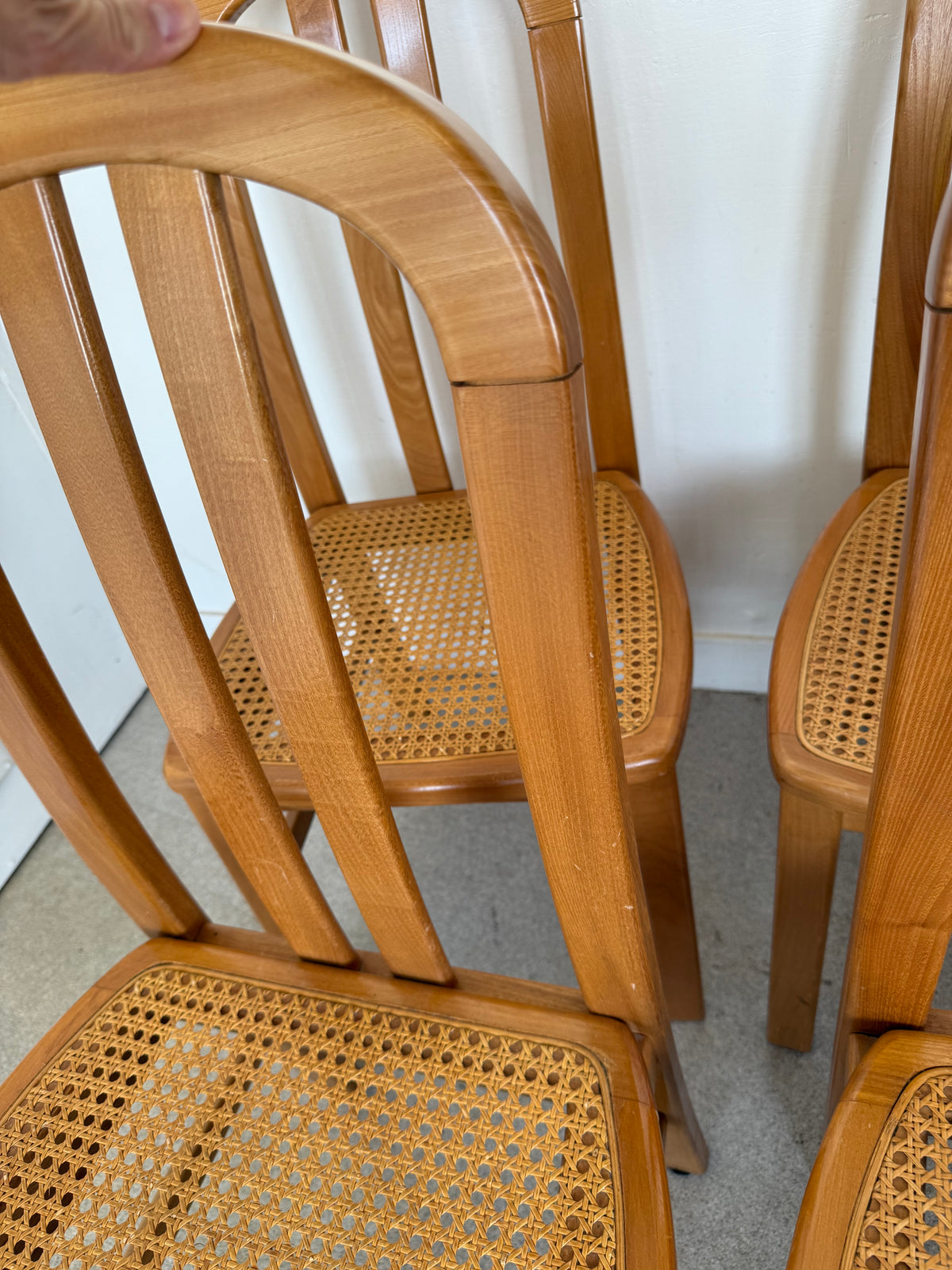 Lot de 4 chaises vintage en orme massif et cannage