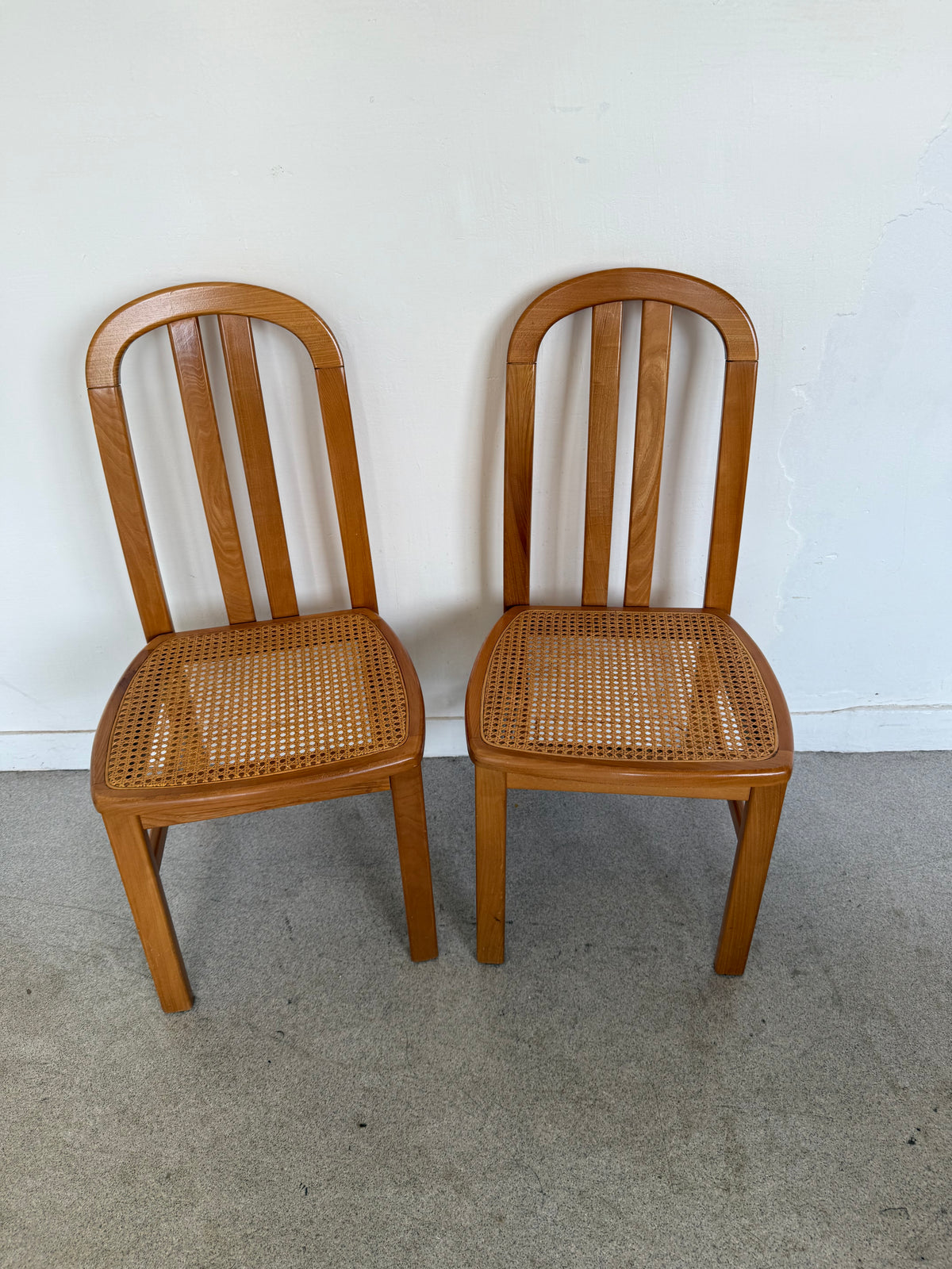 Lot de 4 chaises vintage en orme massif et cannage