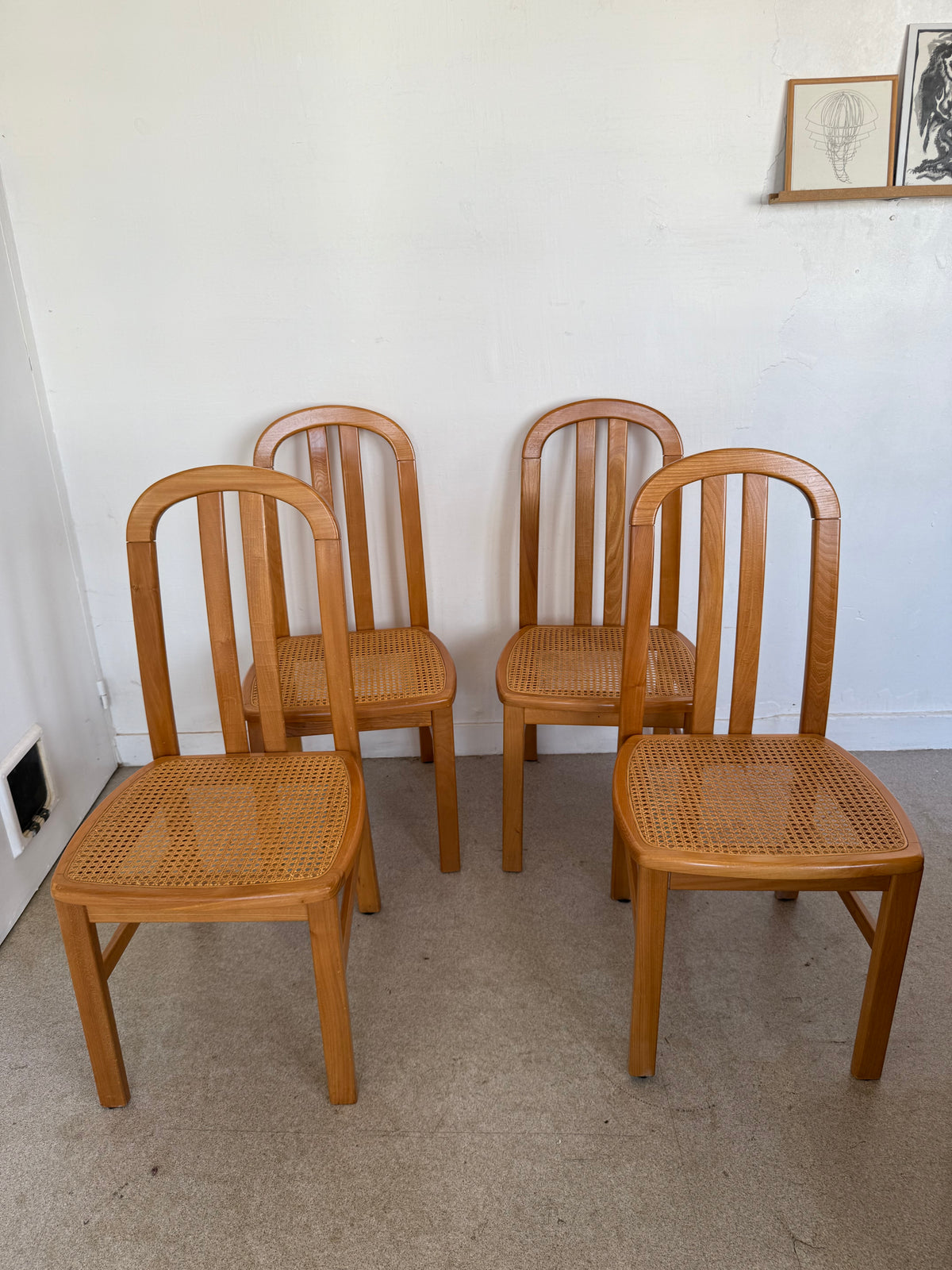 Lot de 4 chaises vintage en orme massif et cannage