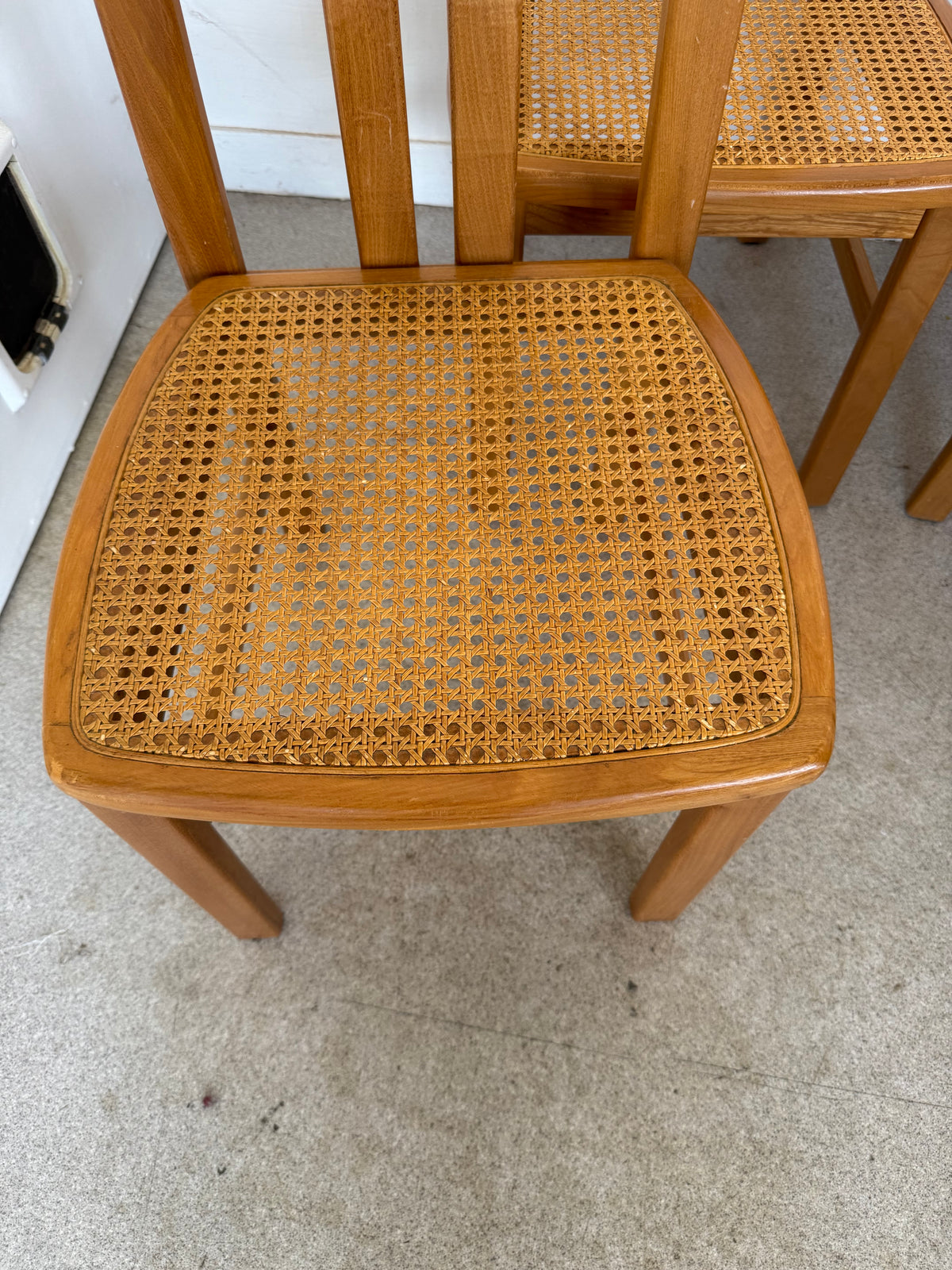 Lot de 4 chaises vintage en orme massif et cannage