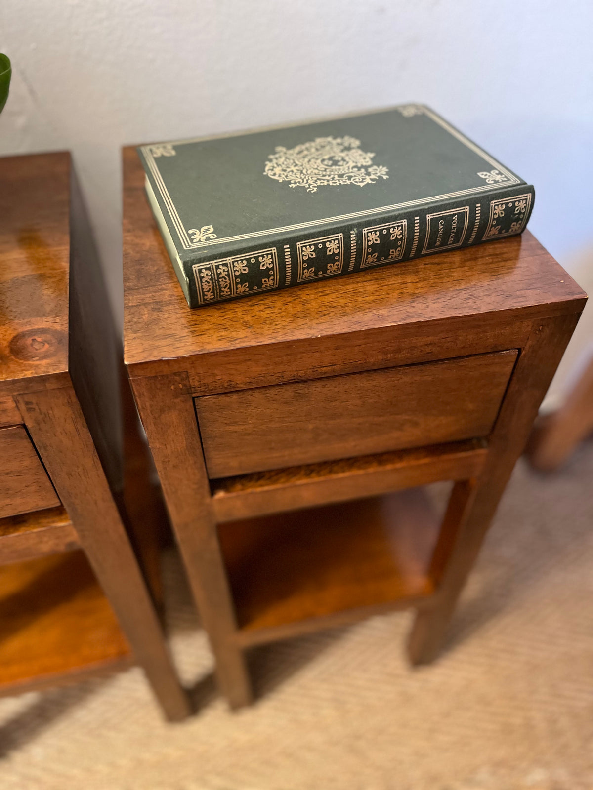 Paire de chevets en bois massif