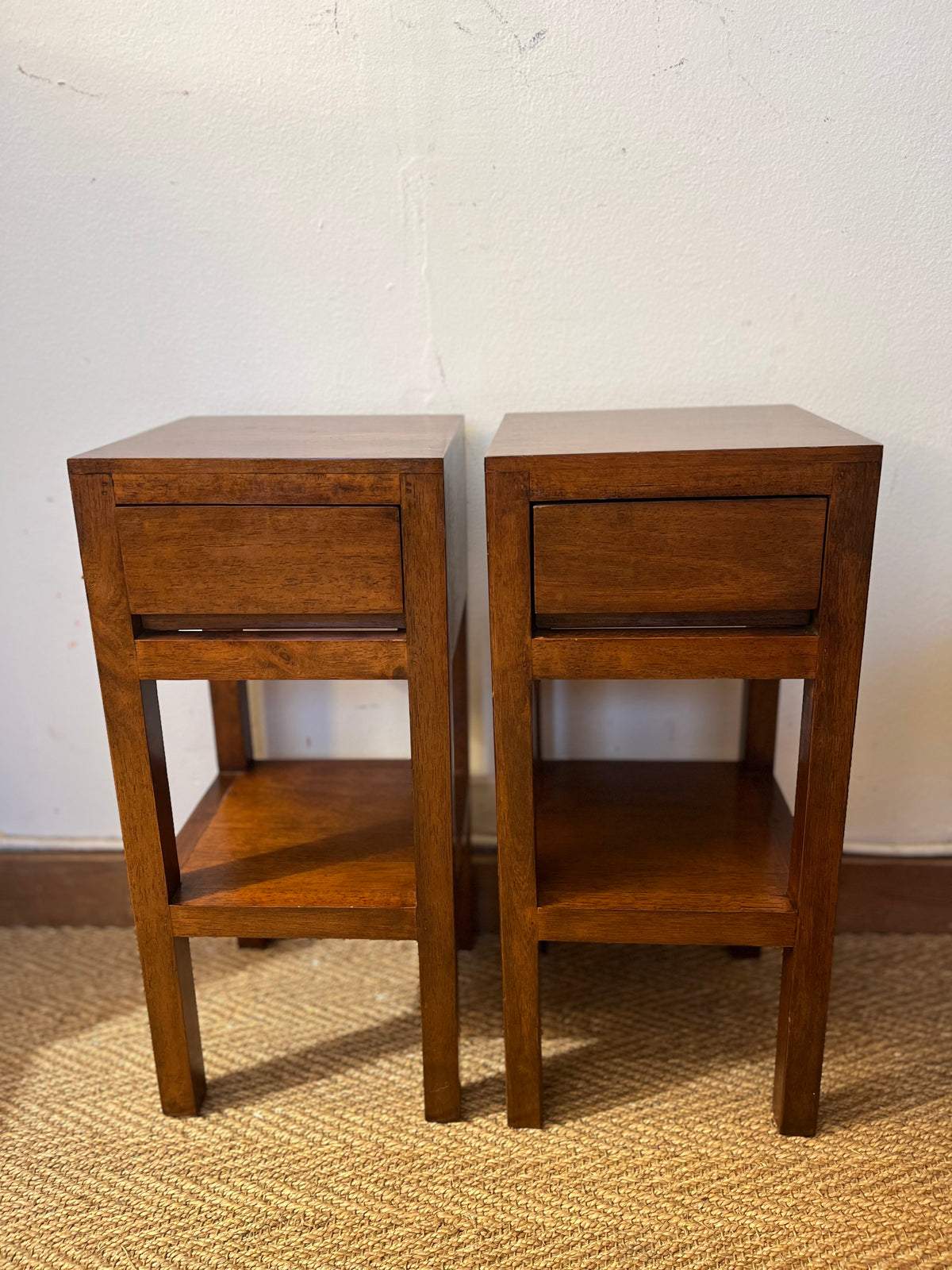 Paire de chevets en bois massif