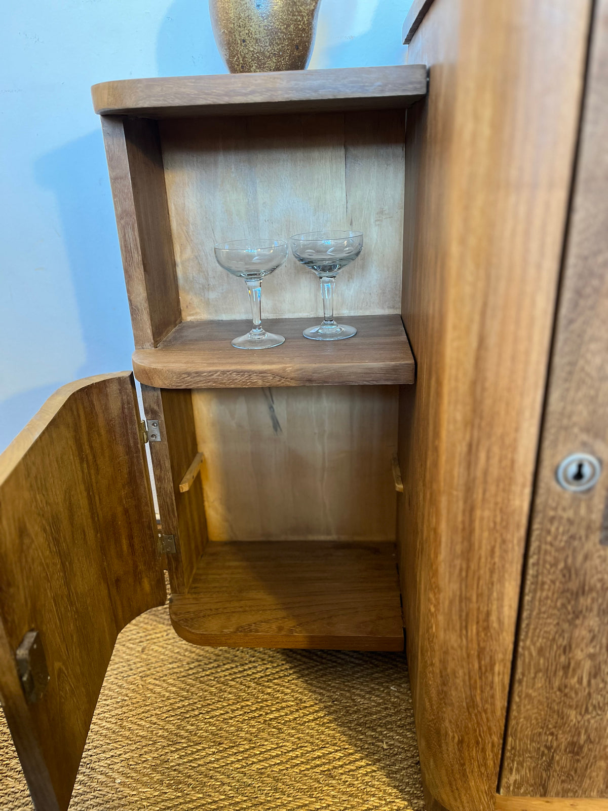 Meuble bar buffet art déco bois massif lignes arrondies