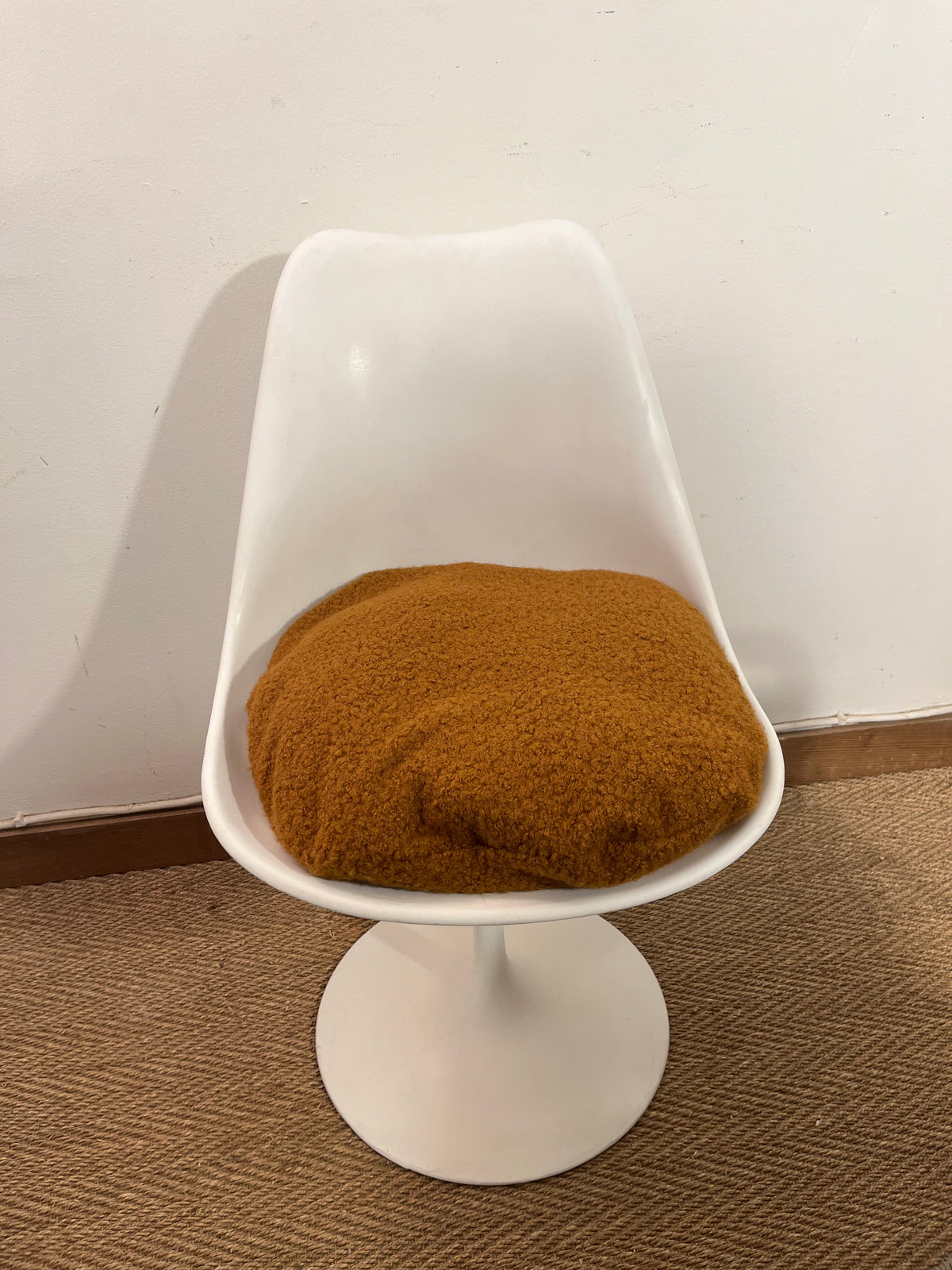 Chaise tulipe vintage et coussin laine bouclette camel