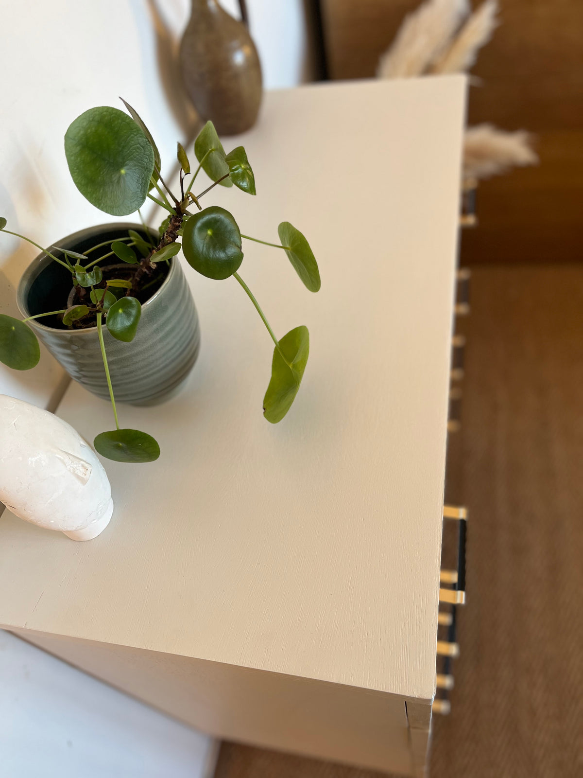 Commode vintage peinte en blanc pieds compas