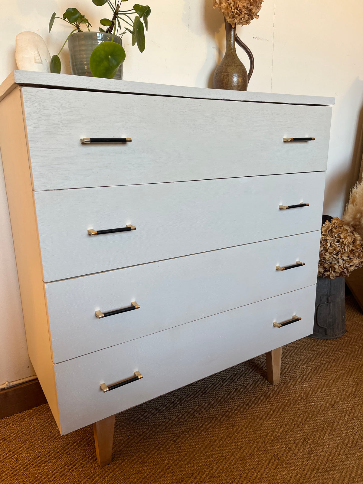 Commode vintage peinte en blanc pieds compas