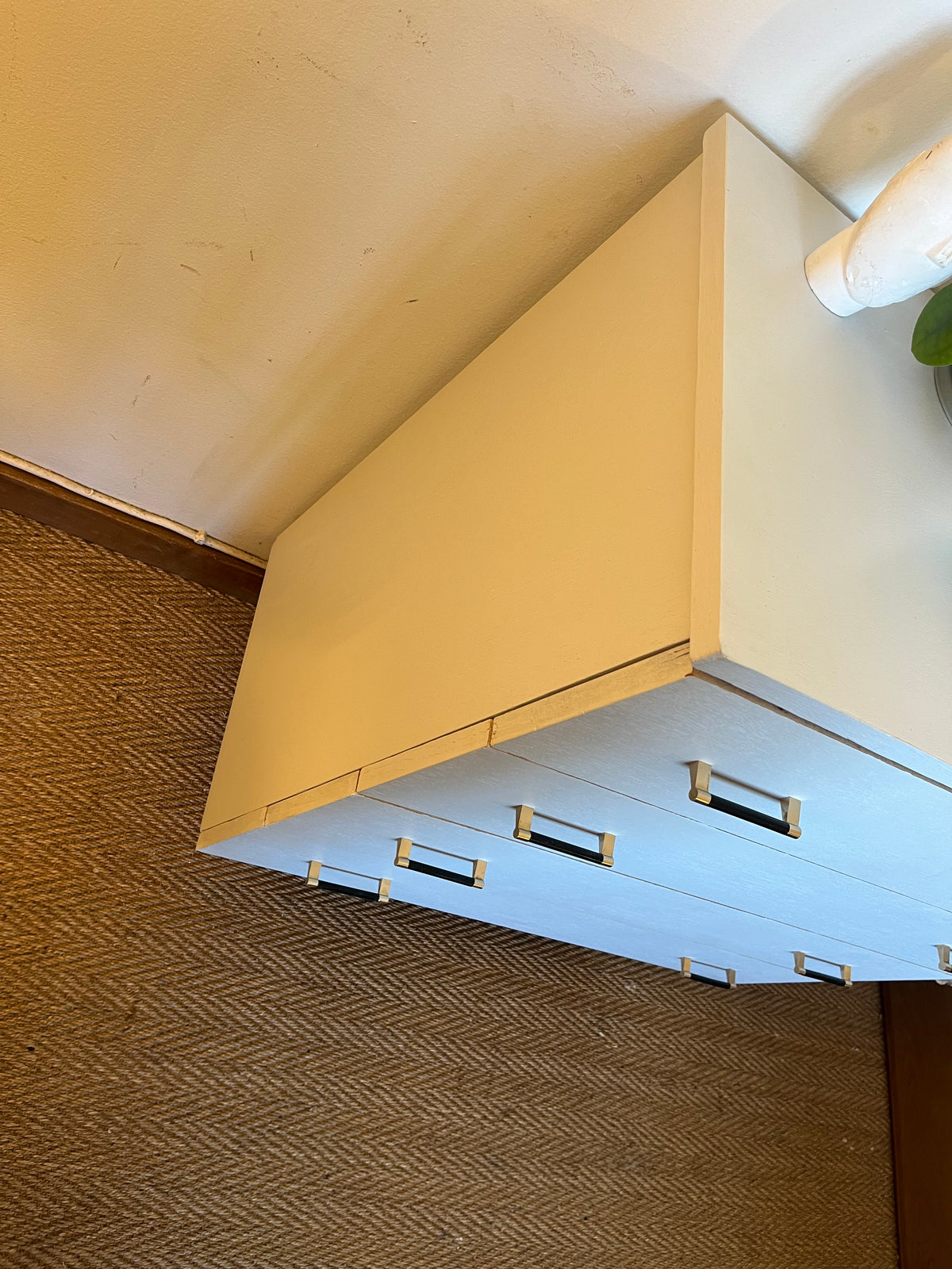 Commode vintage peinte en blanc pieds compas