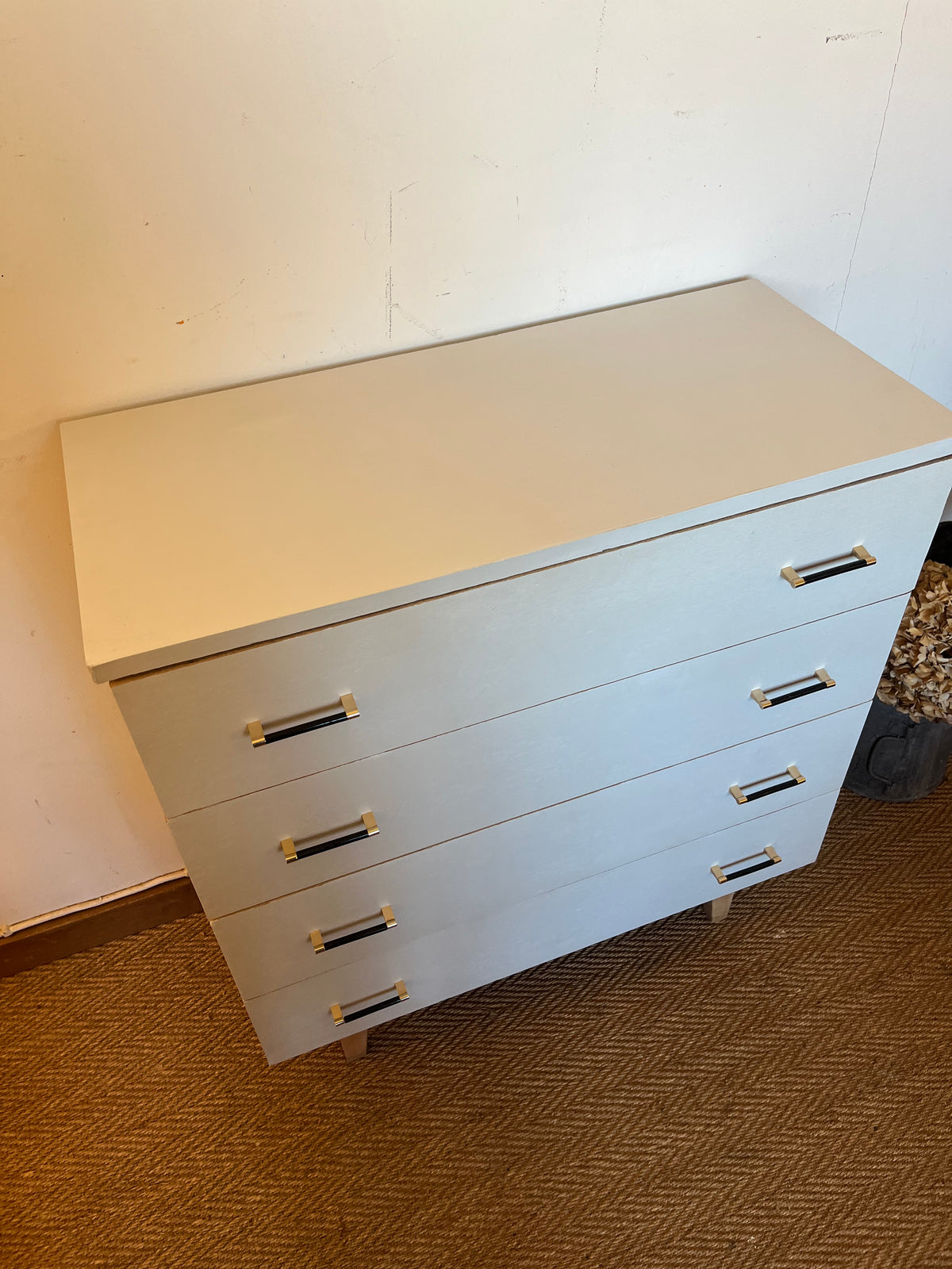 Commode vintage peinte en blanc pieds compas