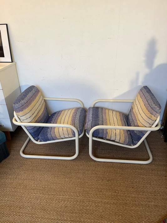 Paire de fauteuils structure porte à faux tubulaire métal blanc vintage Marc Berthier pour Prisunic années 70