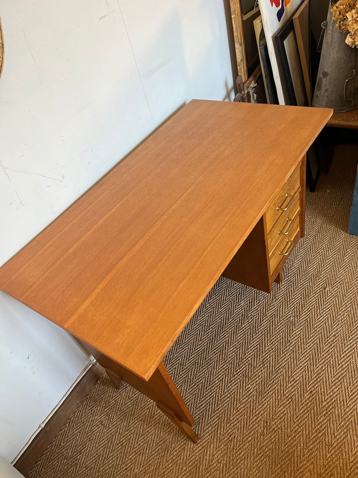 Bureau vintage placage chêne et poignées laiton doré