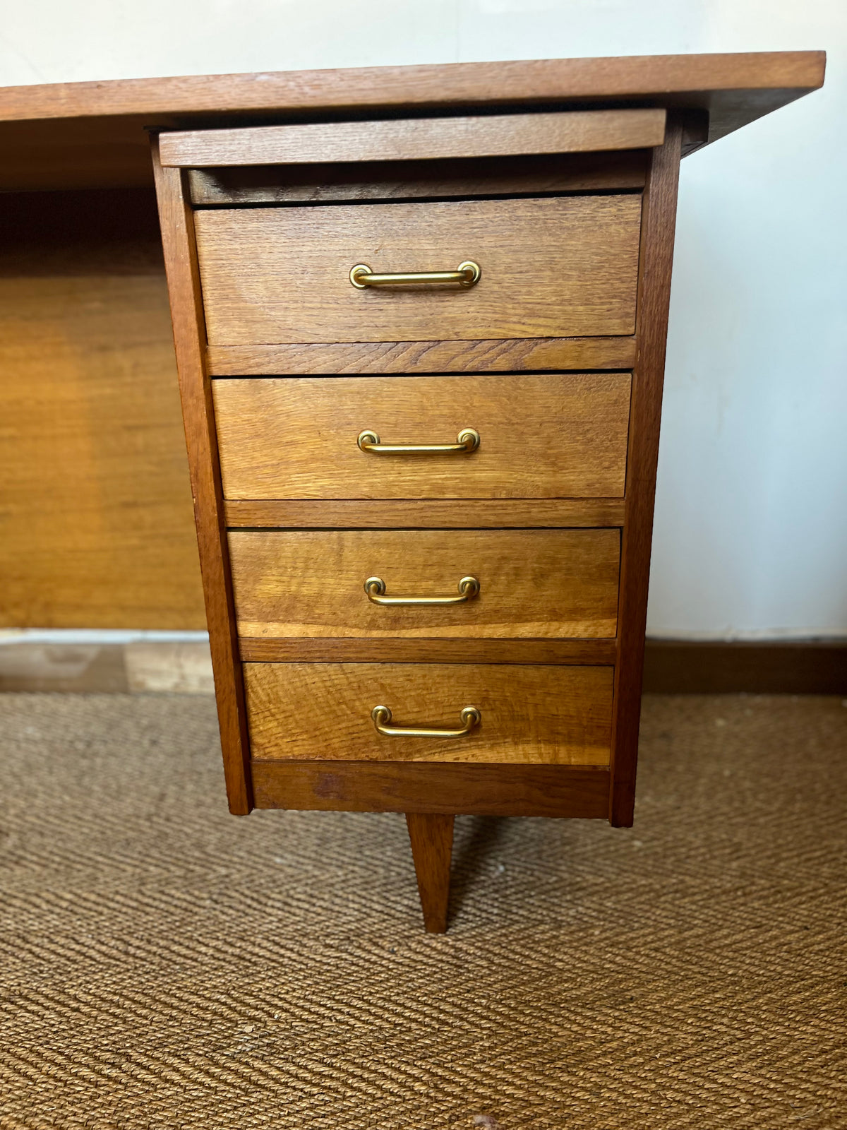 Bureau vintage placage chêne et poignées laiton doré
