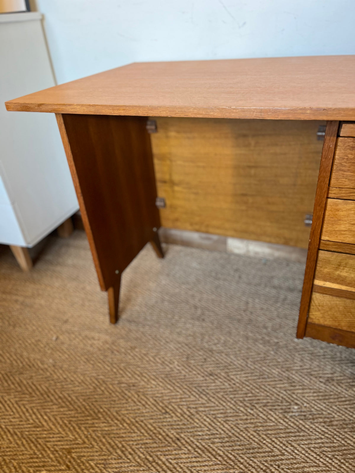 Bureau vintage placage chêne et poignées laiton doré
