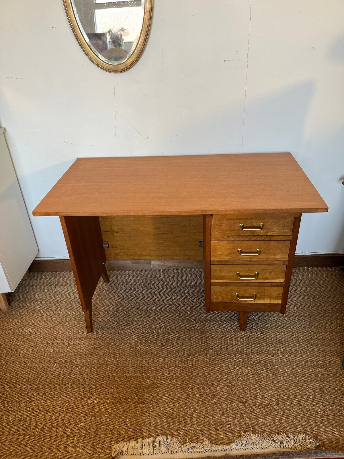 Bureau vintage placage chêne et poignées laiton doré