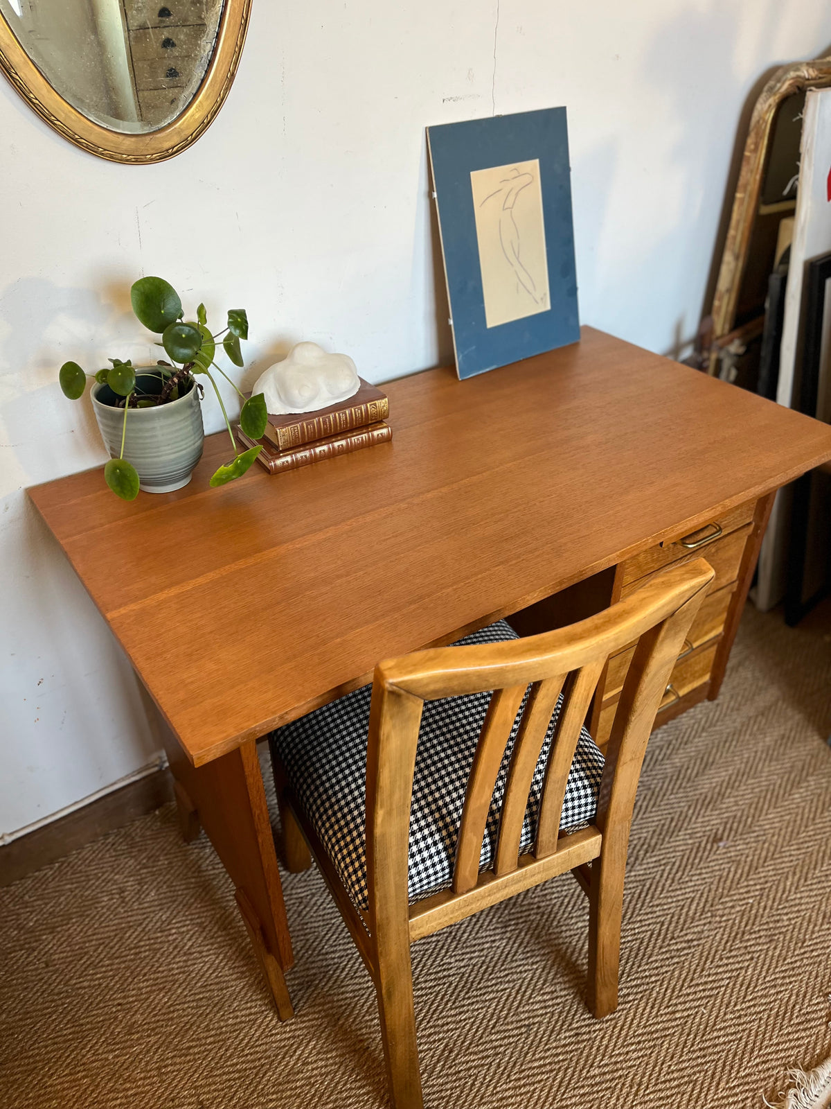 Bureau vintage placage chêne et poignées laiton doré