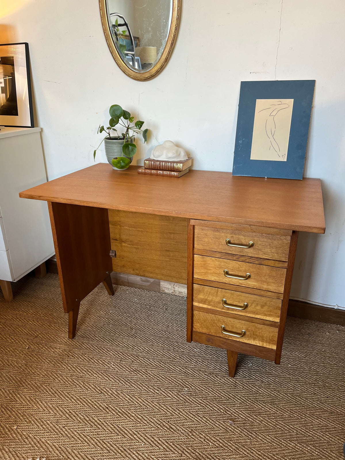 Bureau vintage placage chêne et poignées laiton doré