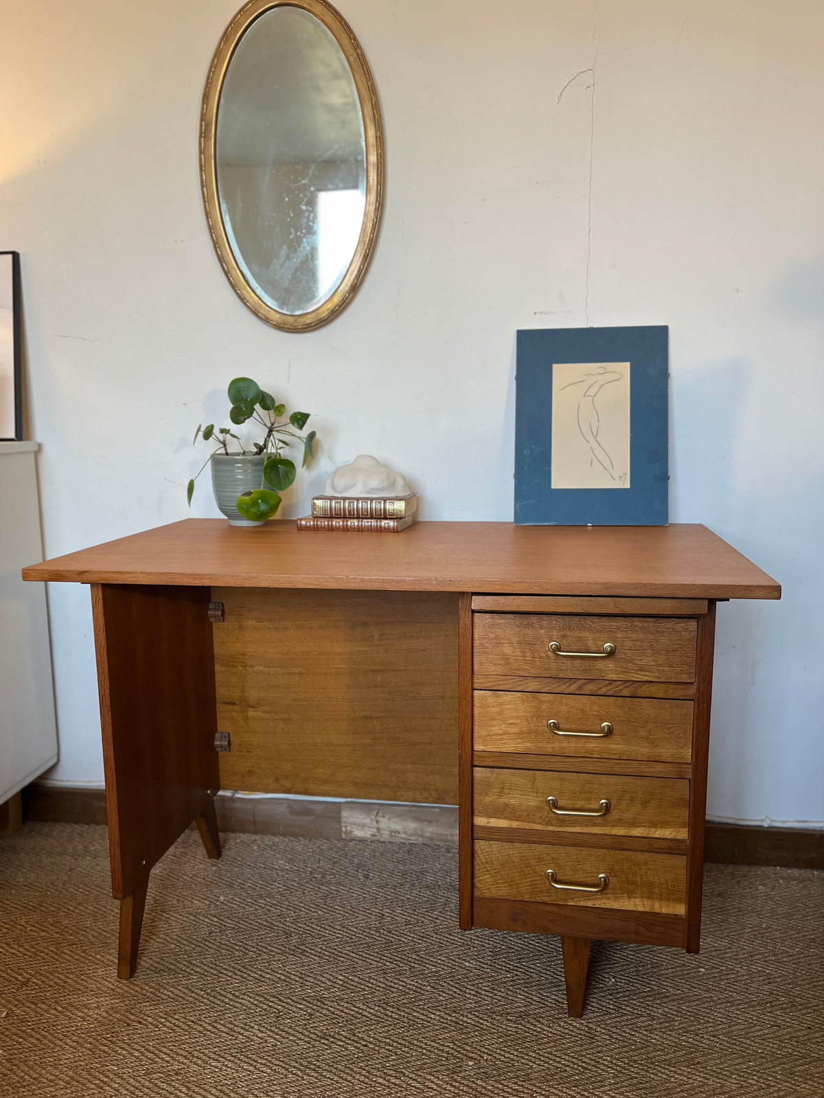 Bureau vintage placage chêne et poignées laiton doré