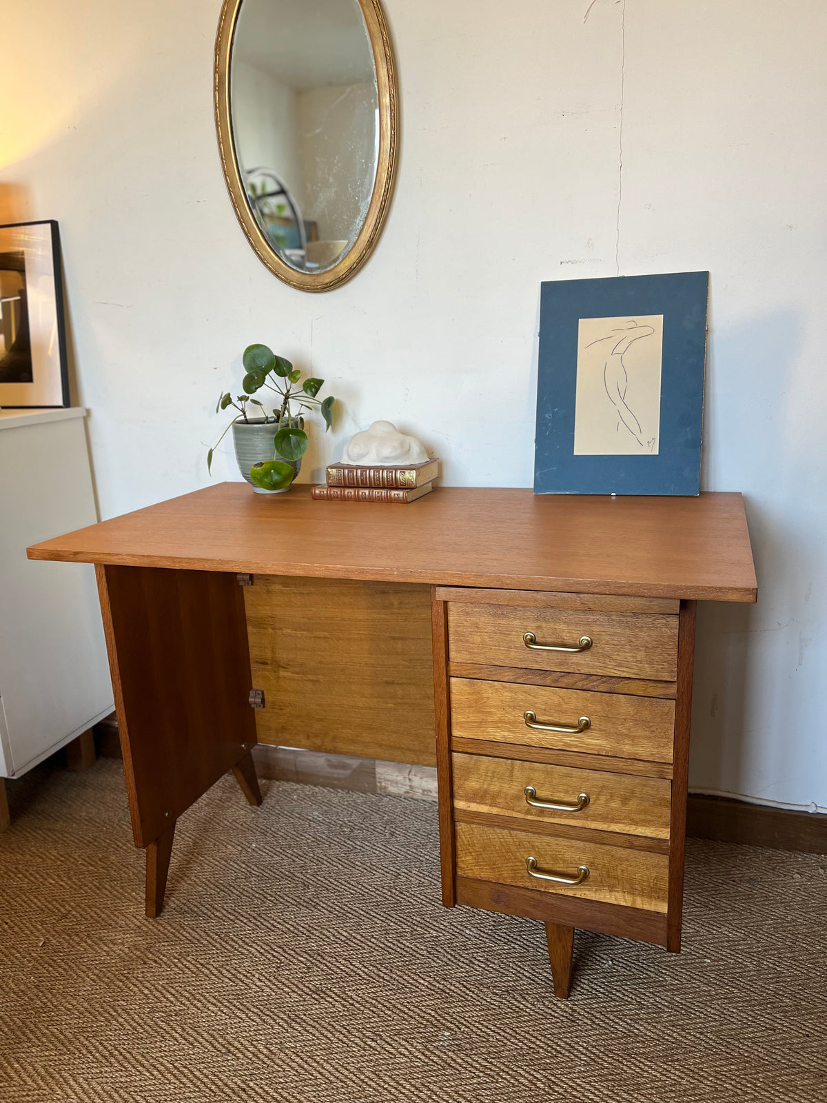 Bureau vintage placage chêne et poignées laiton doré