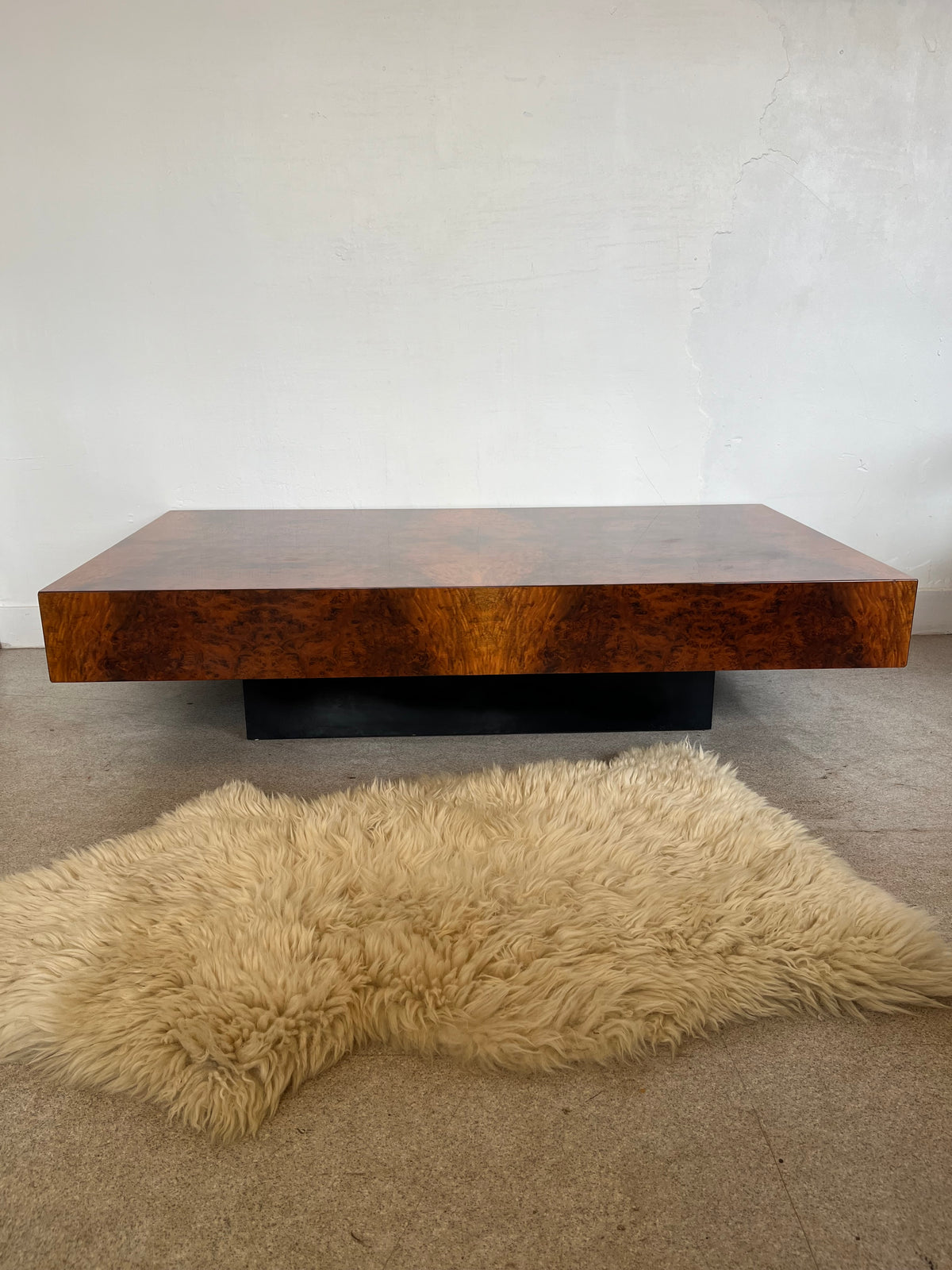 Table basse vintage en loupe de noyer