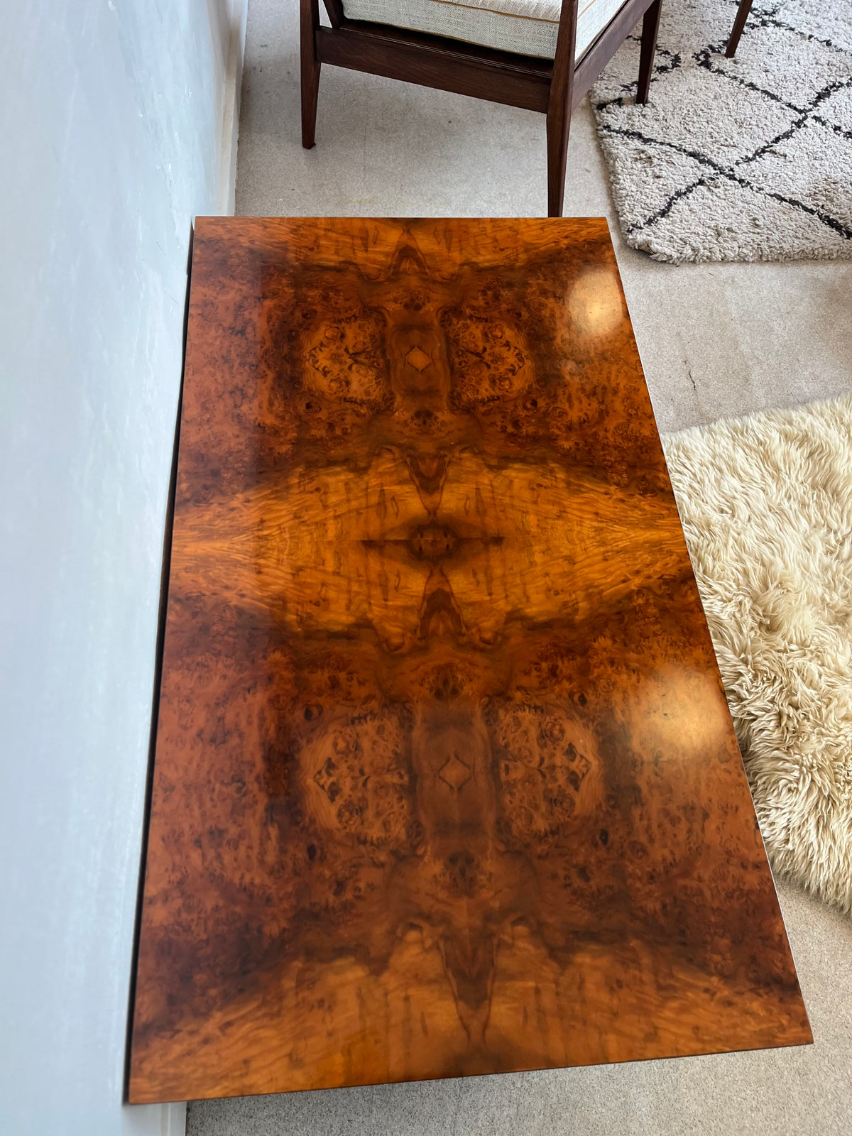 Table basse vintage en loupe de noyer