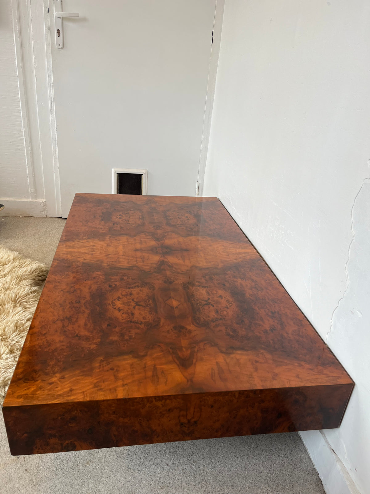 Table basse vintage en loupe de noyer