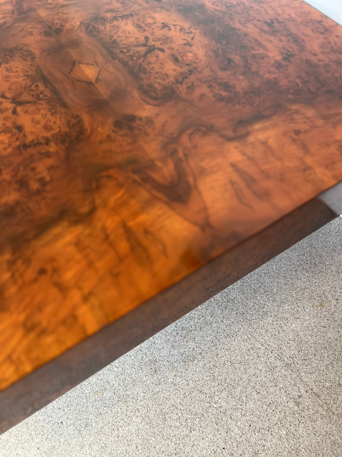 Table basse vintage en loupe de noyer
