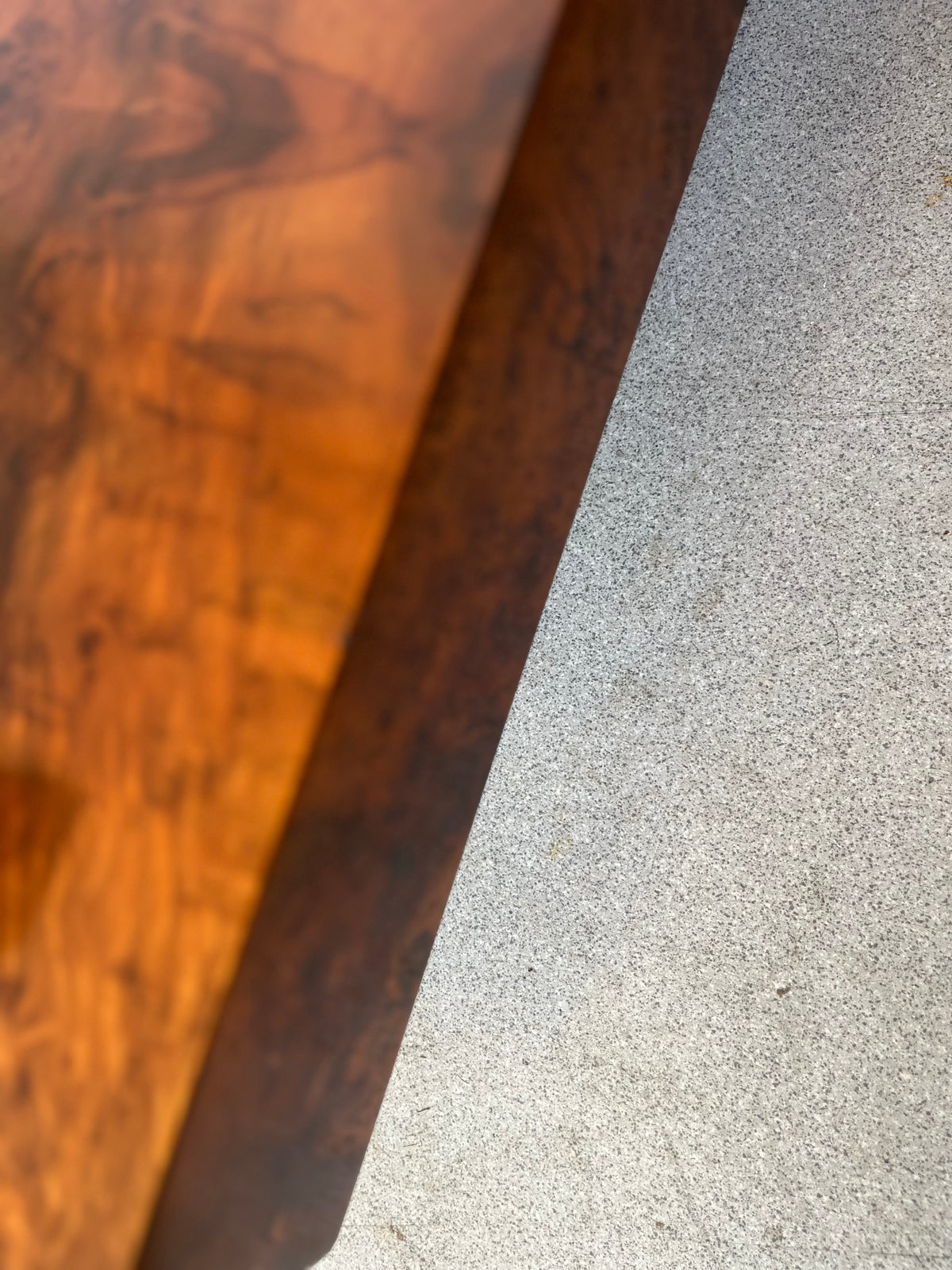 Table basse vintage en loupe de noyer