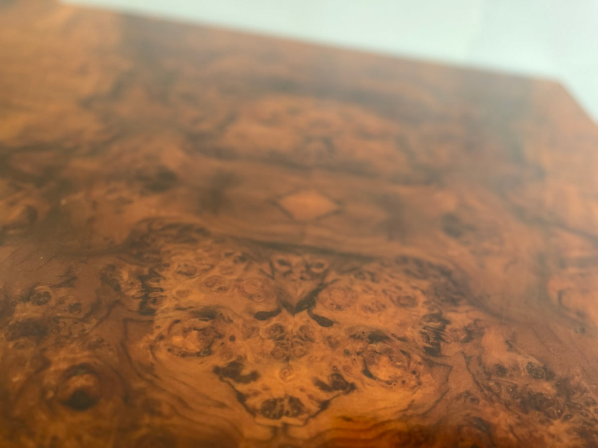 Table basse vintage en loupe de noyer