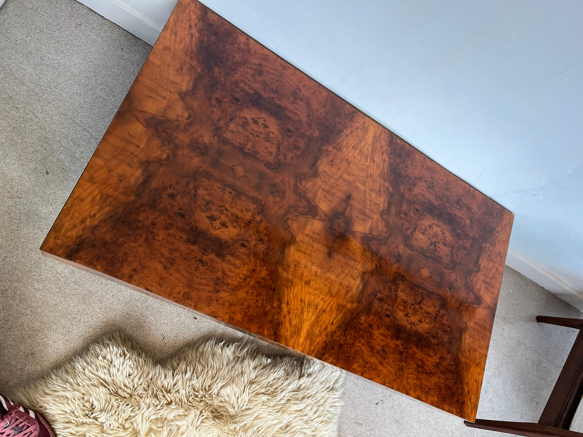 Table basse vintage en loupe de noyer