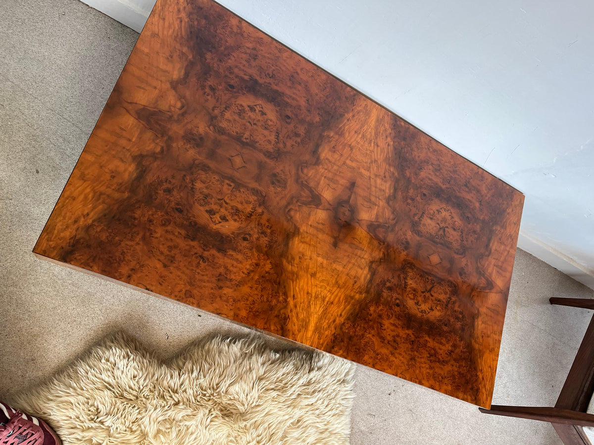 Table basse vintage en loupe de noyer