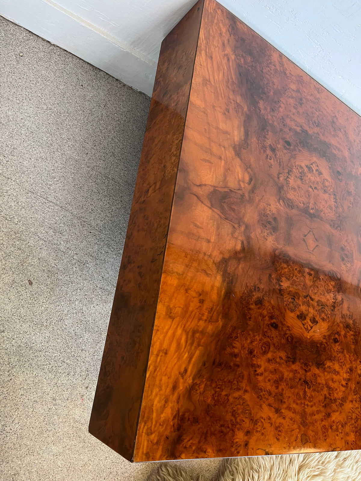 Table basse vintage en loupe de noyer