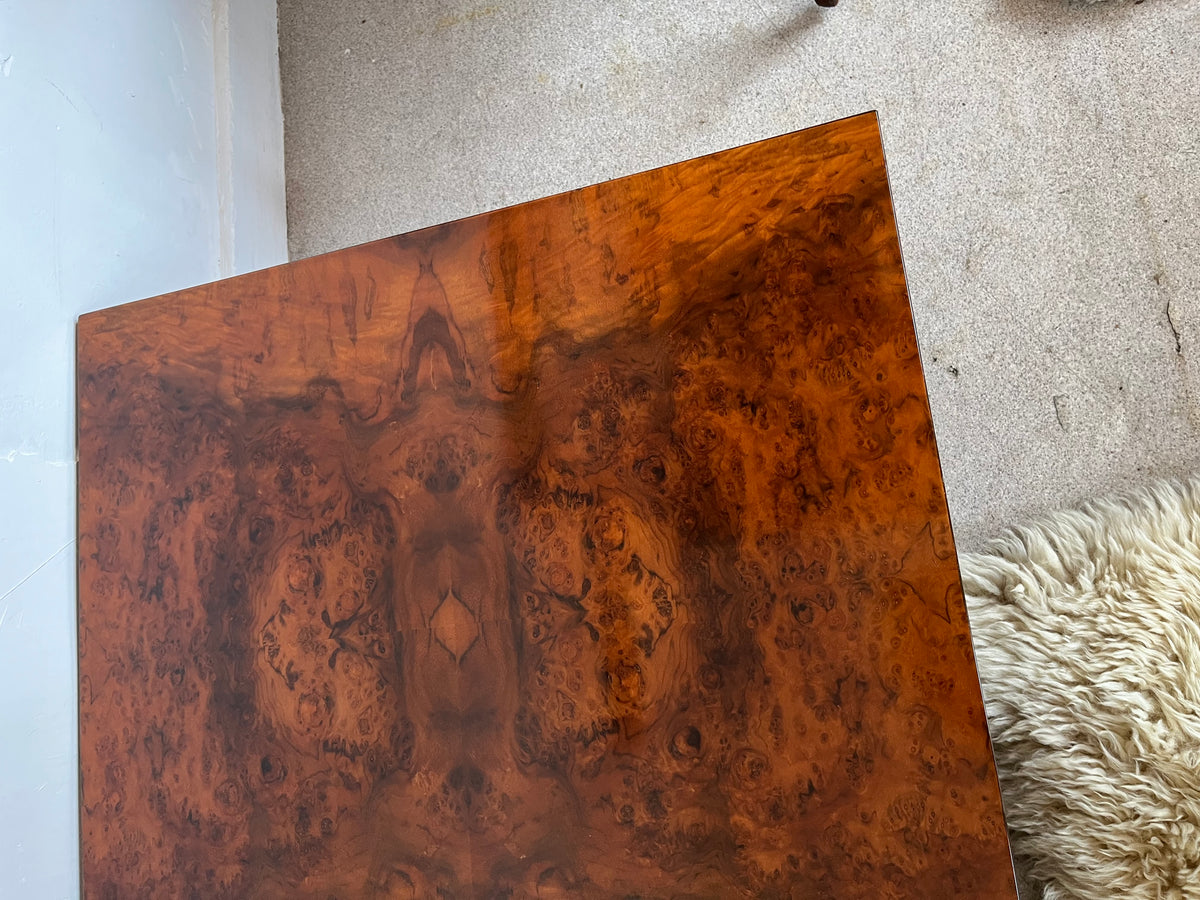 Table basse vintage en loupe de noyer