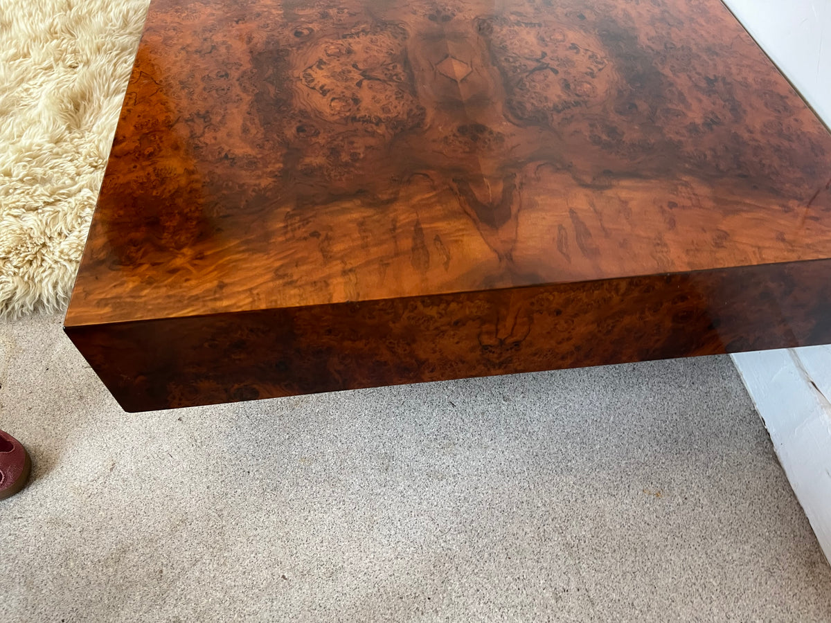 Table basse vintage en loupe de noyer