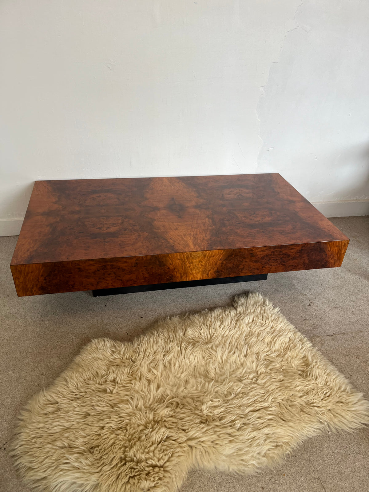 Table basse vintage en loupe de noyer