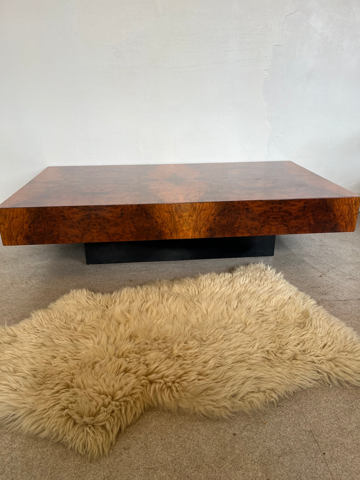 Table basse vintage en loupe de noyer