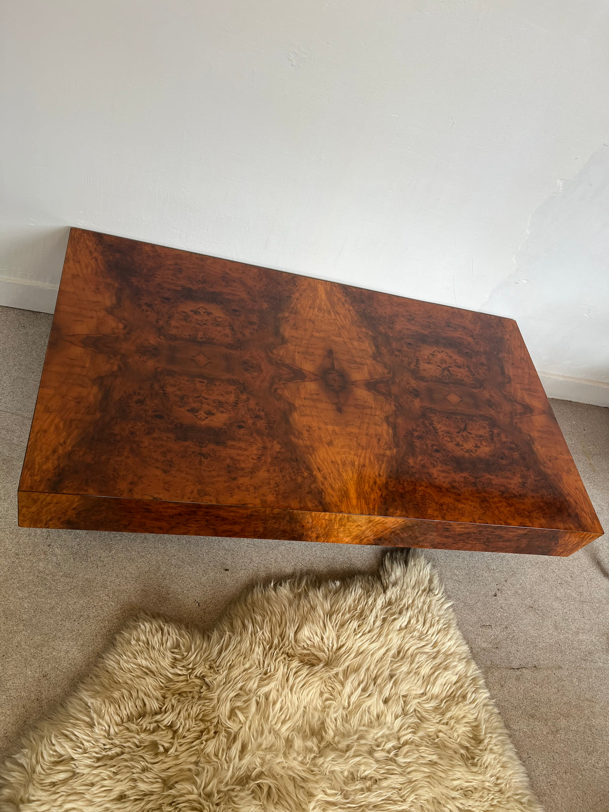 Table basse vintage en loupe de noyer