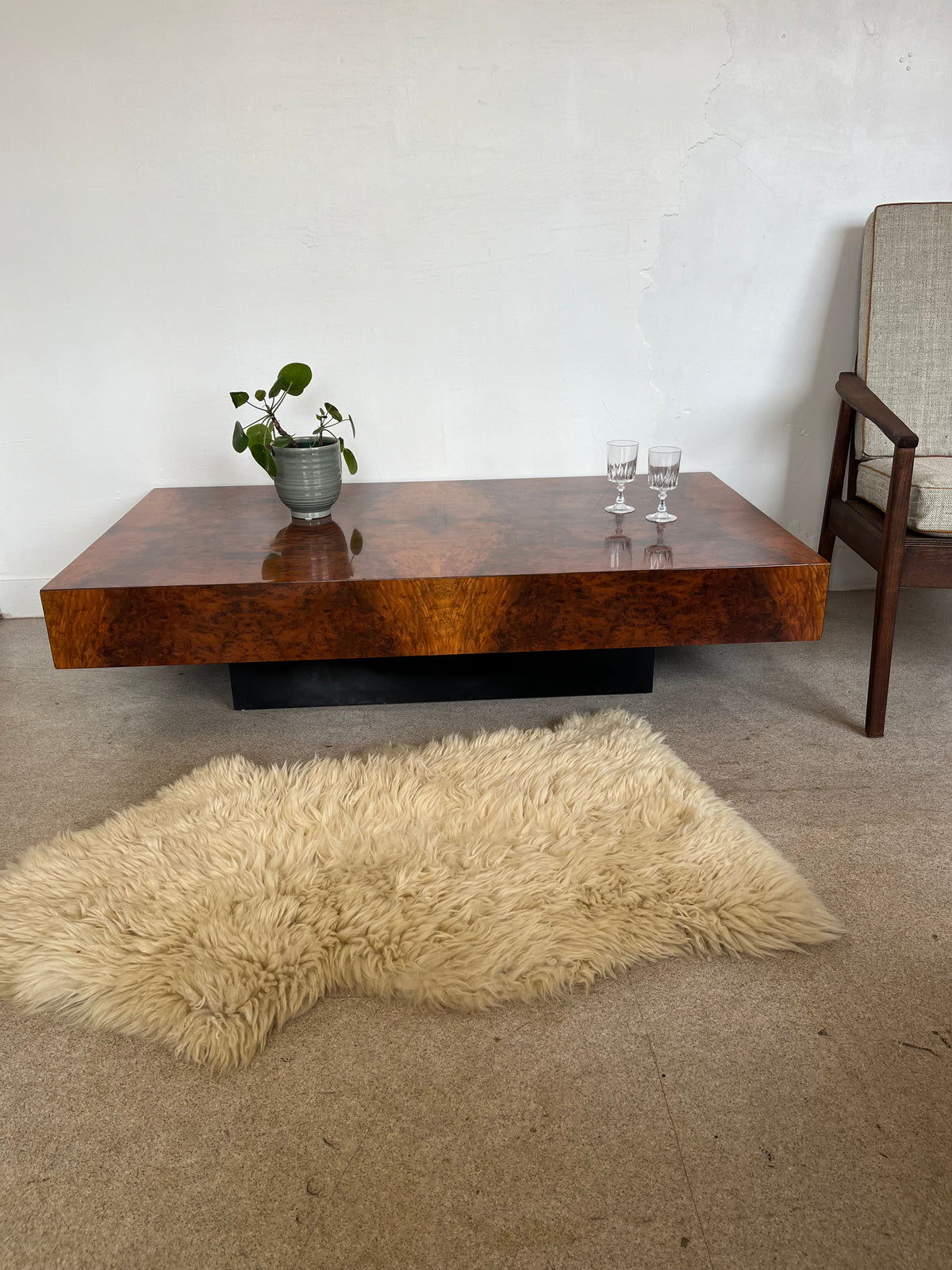 Table basse vintage en loupe de noyer