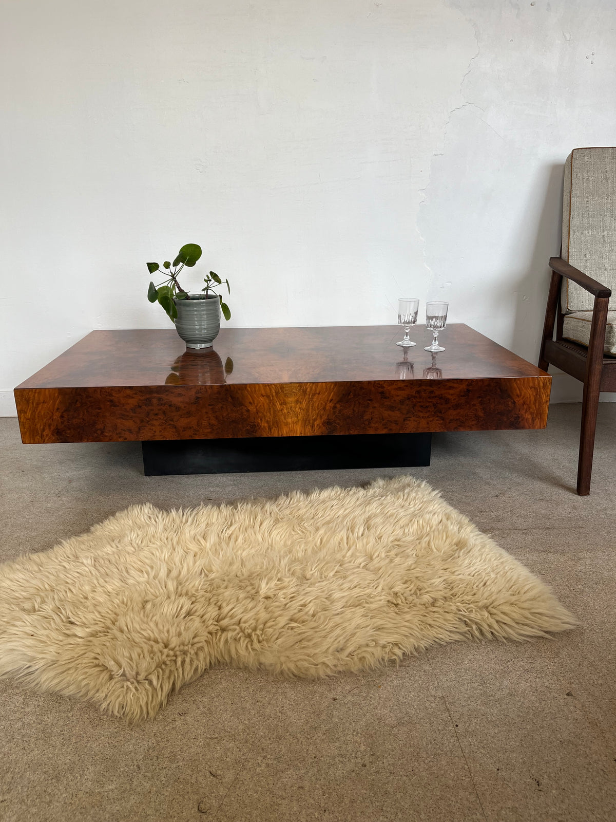 Table basse vintage en loupe de noyer
