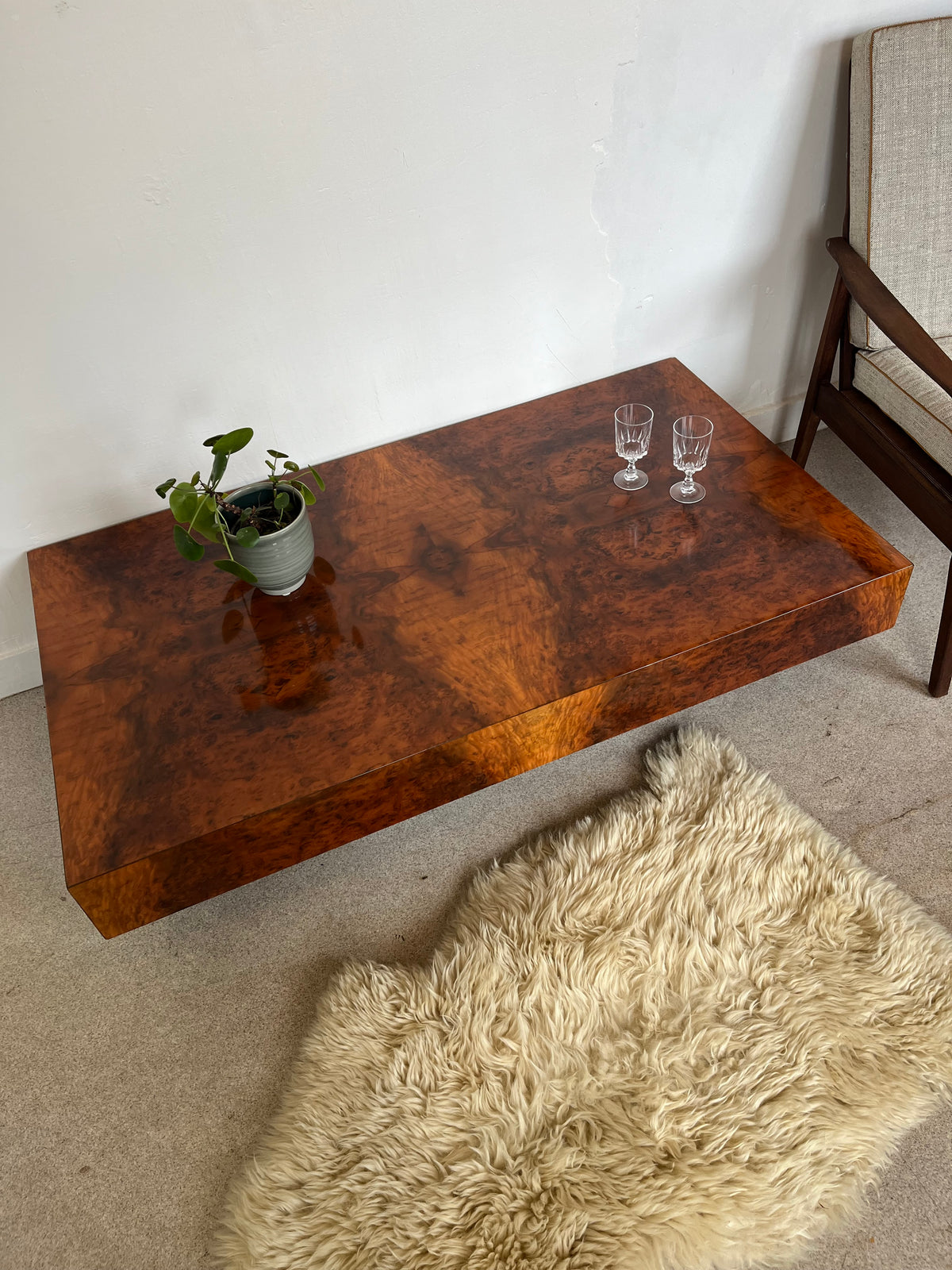 Table basse vintage en loupe de noyer