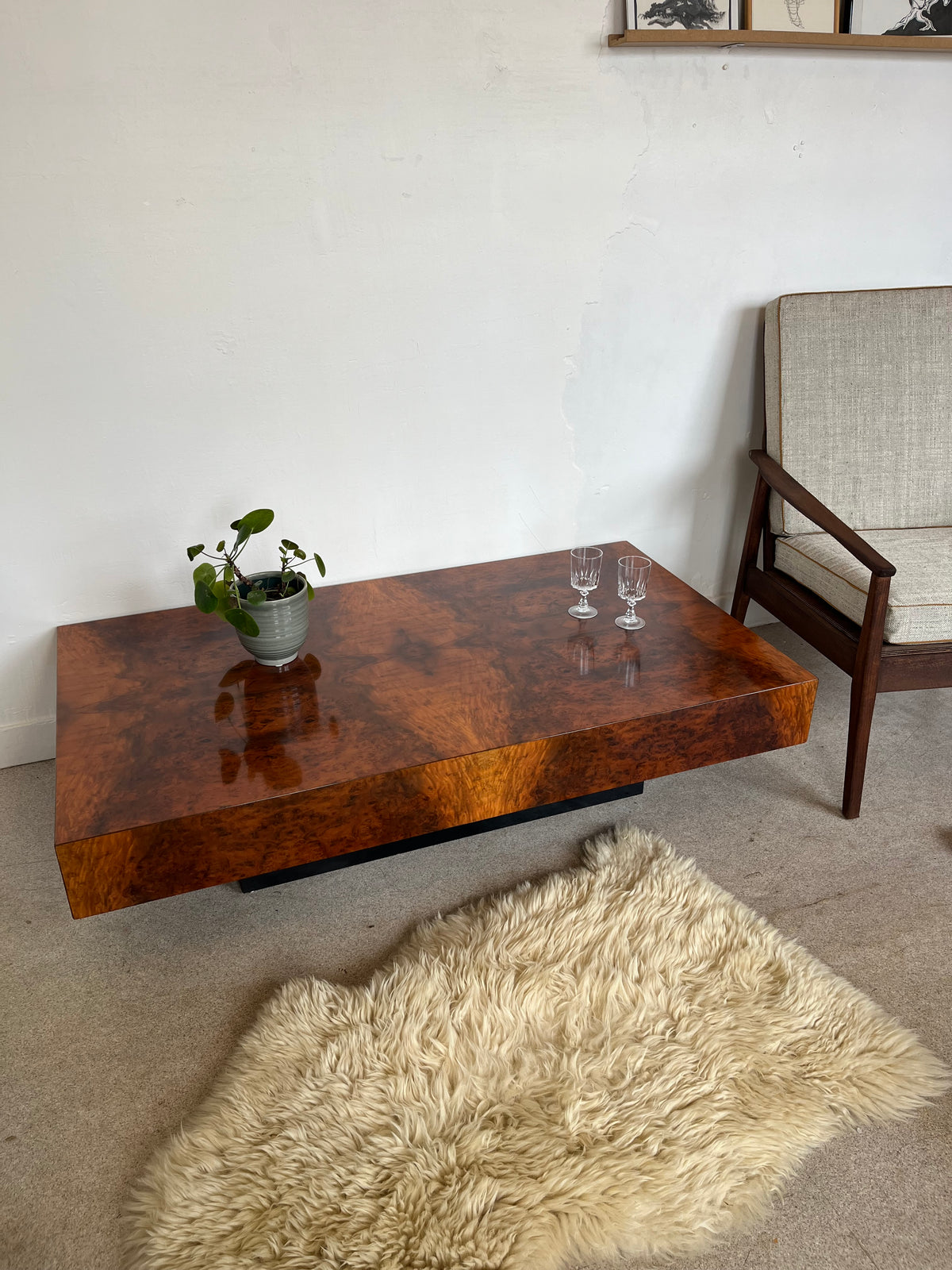 Table basse vintage en loupe de noyer