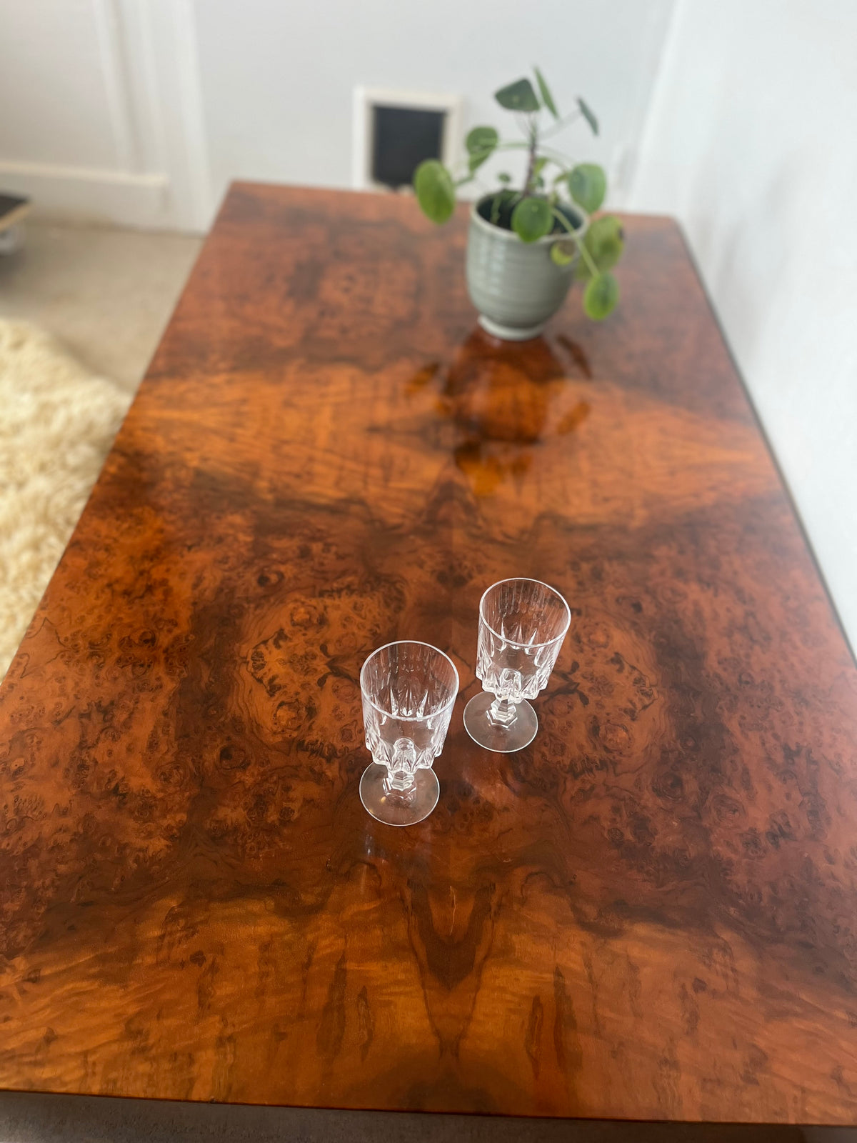 Table basse vintage en loupe de noyer